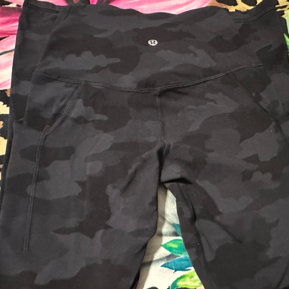 Lululemon Align 25” with pockets in black camo size 4 - Picture 2 of 9